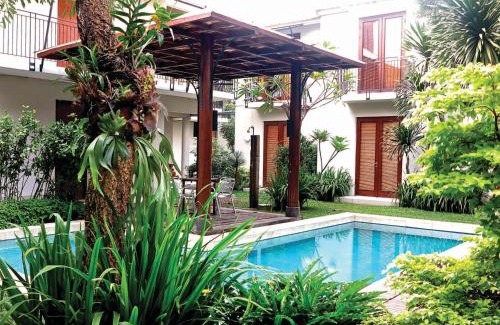 Ragunan Hotel | Stylish Chic Quarter: Poolside Retreat with Breakfast