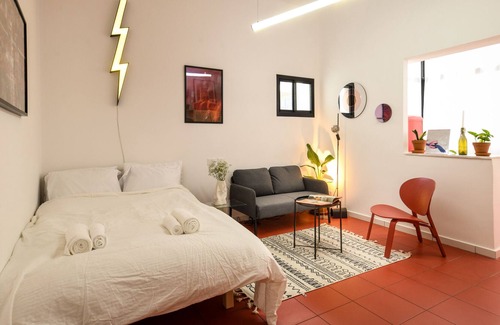 Haifa Apartment | Stylish Red Studio Steps from Talpiot Market