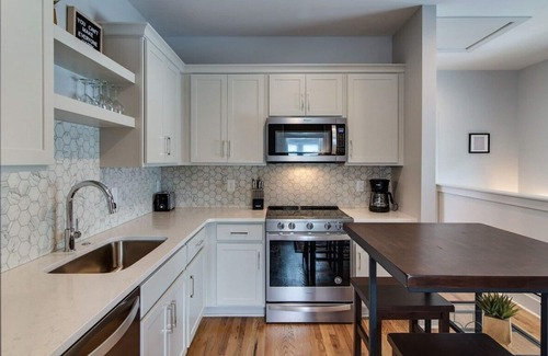 Greenwood House | Stylish Retreat at The Ellington: Walks, Eats & Comfort