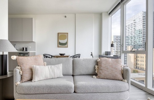 South Loop Apartment | Stylish South Loop Jr 1BR with Pool, Gym & Lounge Access