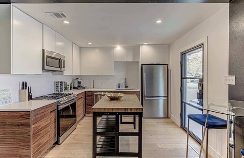 MLK House | Chic Stay for 8, Mins to 6th St & Downtown!