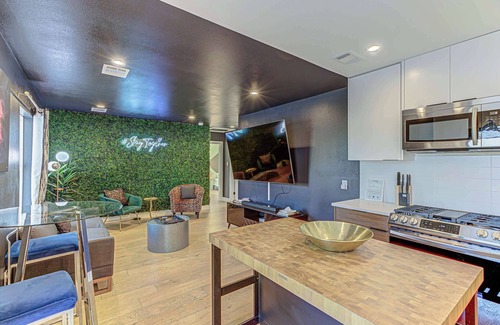 MLK House | Chic Stay for 8, Mins to 6th St & Downtown!