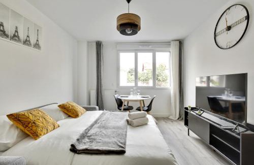 Bezons Apartment | Stylish Studio Near Paris - La Defense with Family Amenities