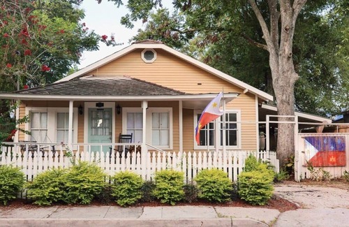 Freetown - Port Rico House | Comfortable Extended Stay Studio with Breakfast Included