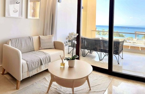 Samana Apartment | Stylish Studio with Balcony and Breathtaking Bay Views