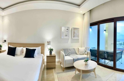 Samana Apartment | Stylish Studio with Balcony and Breathtaking Bay Views