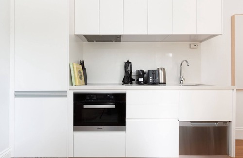 Lewisham Apartment | Stylish Studio Retreat with Patio Near CBD, Family Friendly