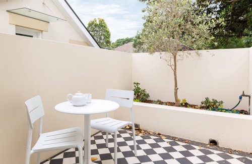 Lewisham Apartment | Stylish Studio Retreat with Patio Near CBD, Family Friendly