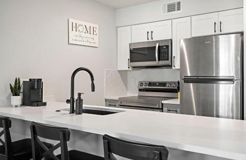 Barton Hills Apartment | Chic & Stylish 1BR Retreat near Zilker Park