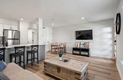Barton Hills Apartment | Chic & Stylish 1BR Retreat near Zilker Park