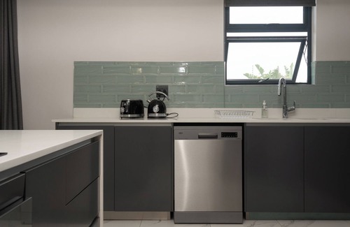 Umhlanga Apartment | Chic upmarket 3-bedroom apartment with AC and WiFi in lovely uMhlangann