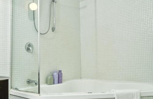 Richmond Apartment | Stylish Urban Loft: Pet & Child Friendly in Ideal Location