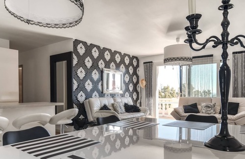 Le Cannet-des-Maures Villa | Chic Villa in le Cannet des Maures with Pool and Terrace