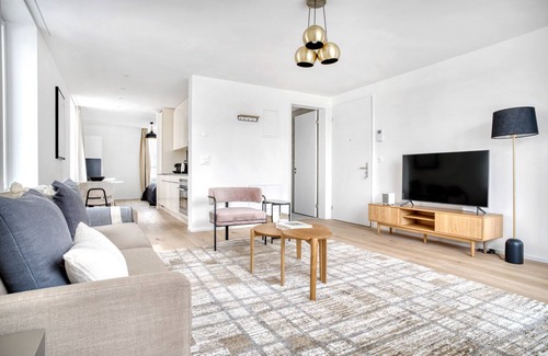 Sihlfeld Apartment | Modern Wiedikon Room Steps from Market with Great Amenities