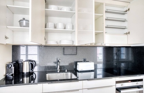 Sihlfeld Apartment | Modern Wiedikon Room Steps from Market with Great Amenities