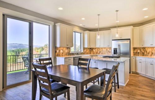 Gaston House | Stylish Willamette Valley Home with Deck & Spa Amenities