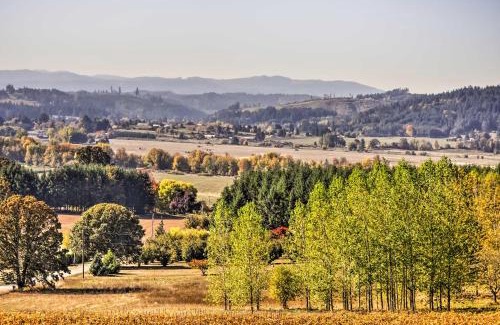 Gaston House | Stylish Willamette Valley Home with Deck & Spa Amenities