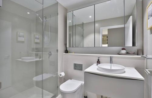 Chinatown Apartment | Elegant Zenith Retreat with Pool & Child-Friendly Amenities