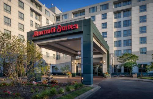 Deerfield Hotel | Pet-Friendly Chicago Marriott Suites Deerfield with Pool