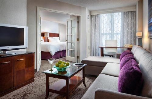 Deerfield Hotel | Pet-Friendly Chicago Marriott Suites Deerfield with Pool