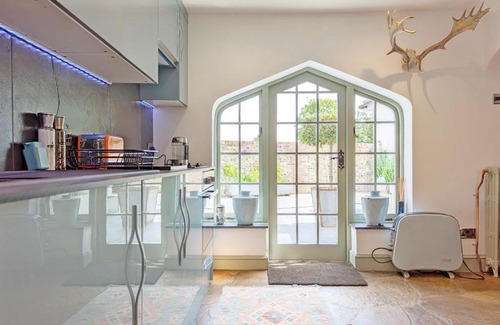 Chichester House | Exceptional Stay at Chichester Lodge - 9/10 Guest Rating