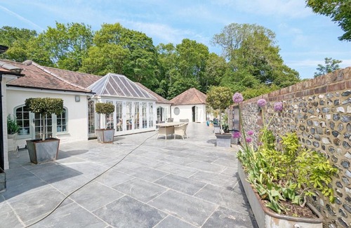Chichester House | Exceptional Stay at Chichester Lodge - 9/10 Guest Rating