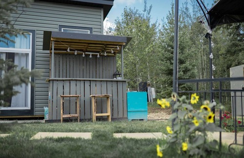 Division No. 11 Cabin | Chickadee Chalet: Pet-Friendly Cabin Near Edmonton Awaits