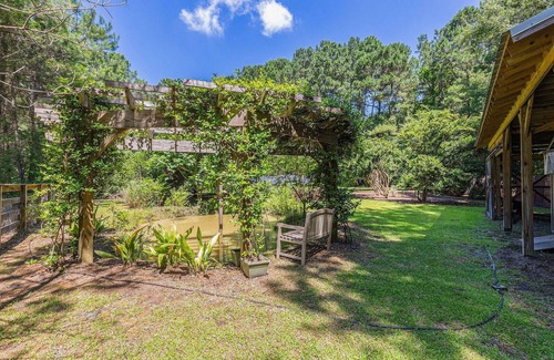Bethera House | Chicken Creek Retreat in Jamestown, SC. Pet friendly, veggies and eggs included!