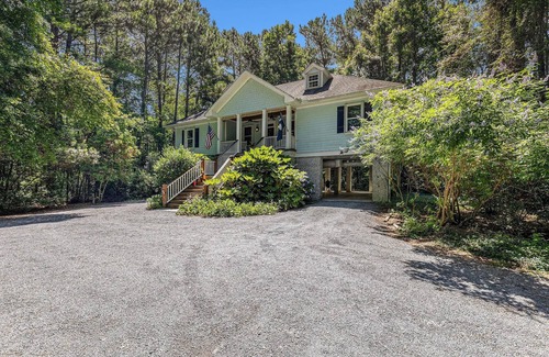 Bethera House | Chicken Creek Retreat in Jamestown, SC. Pet friendly, veggies and eggs included!