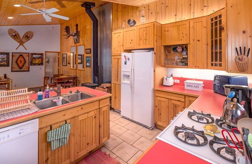 West Meadows House | Charming Chicken Feathers Left Wing: Pet Friendly Retreat