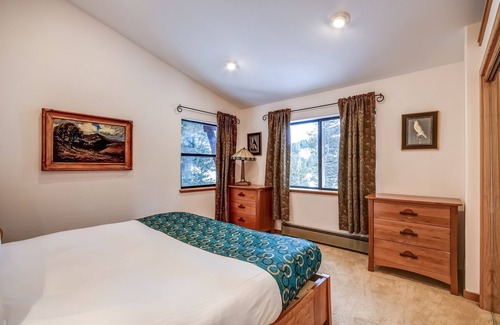 West Meadows House | Discover Lake View Bliss at Chicken Feathers Right Wing