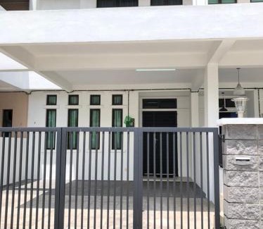 Sungai Jawi Apartment | Chicken Little 4-bedroom home with free parking! Available for Business Trip