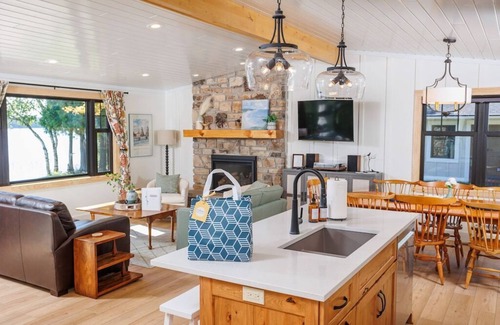 Baileys Harbor House | Unforgettable Chicory Lake House with Kayaks & Game Room