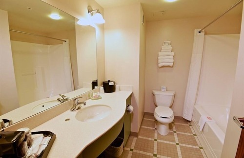 Henlawson Hotel | Discover Chief Logan Lodge: Exceptional Amenities Await