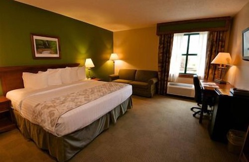 Henlawson Hotel | Discover Chief Logan Lodge: Exceptional Amenities Await