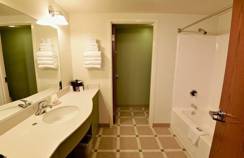 Henlawson Hotel | Discover Chief Logan Lodge: Exceptional Amenities Await