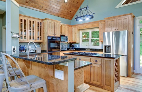 Hiawassee Cabin | Lakefront Retreat with 2 Master Suites - Rated 10/10
