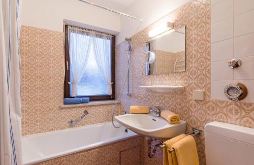 Oberaudorf Apartment | Relaxing Retreat at Chiemgau Comfort D4 with Pool & Sauna