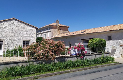 Saint-Seurin-de-Palenne Cottage | Family-Friendly Gîtes with Secure Pool & Beach Access