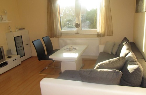 Gross Schwansee Apartment | Family-Friendly Apartment with Terrace, Close to the Beach