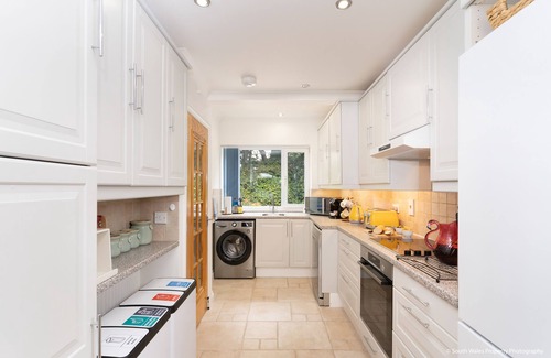 Mumbles House | Family-Friendly Home with Ocean View near Mumbles Seafront