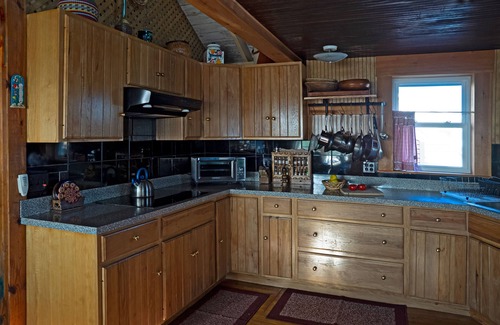 Madison Cottage | Relax and Work by the Beach with Oceanfront Views