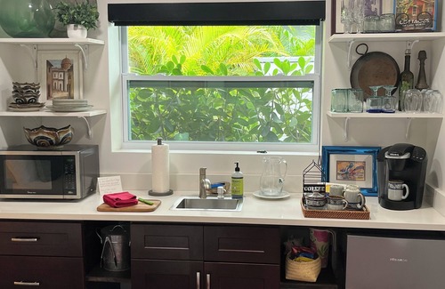 Parrot Cove Cottage | Experience Josie’s Oasis: Pool & Breakfast Awaits You!