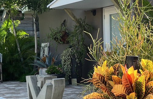 Parrot Cove Cottage | Experience Josie’s Oasis: Pool & Breakfast Awaits You!
