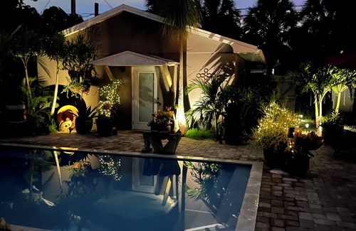 Parrot Cove Cottage | Experience Josie’s Oasis: Pool & Breakfast Awaits You!
