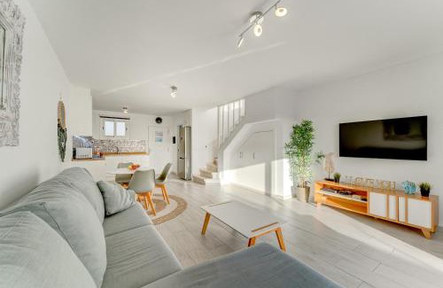 Callao Salvaje House | Tranquil Chill Out House: Family-Friendly with Pool Access
