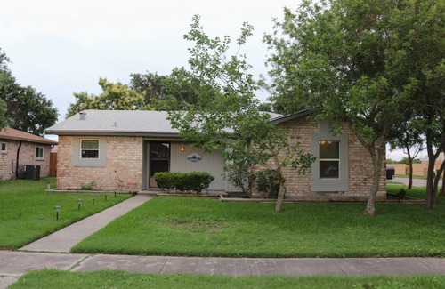 South Side House | Relaxing Suburban Getaway with Ocean View & Spa Amenities