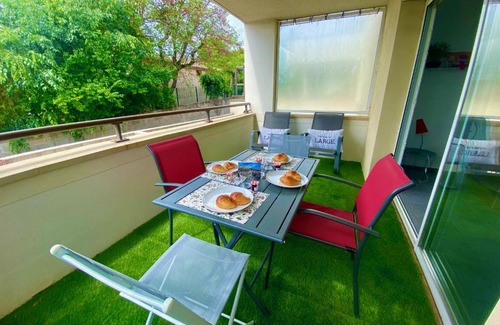 Les 3 Ponts Apartment | Relax at Chill - Enjoy a Sunny Terrace Retreat