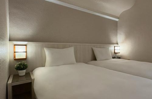 Cianjin District Hotel | Discover Sung Tai Hotel: Family-Friendly with Breakfast Included