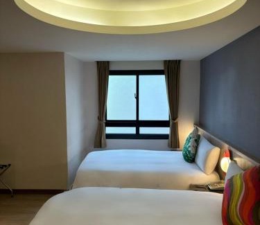 Cianjin District Hotel | Discover Sung Tai Hotel: Family-Friendly with Breakfast Included